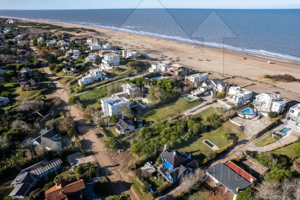 Lote unifamiliar en segunda línea de mar 2