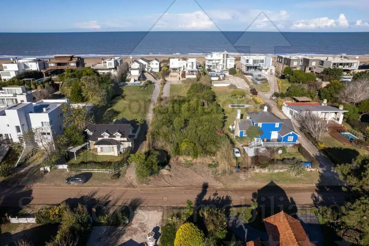 Lote unifamiliar en segunda línea de mar 3