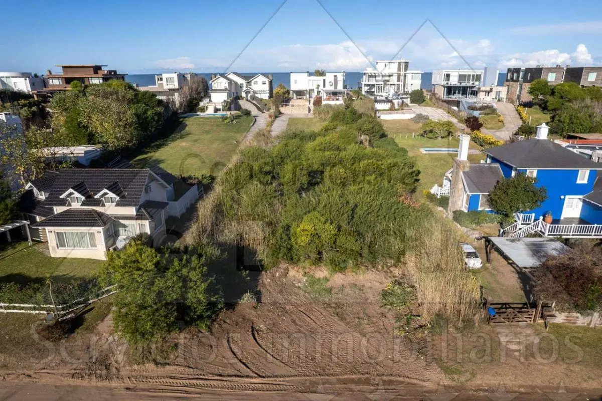 Lote unifamiliar en segunda línea de mar 1