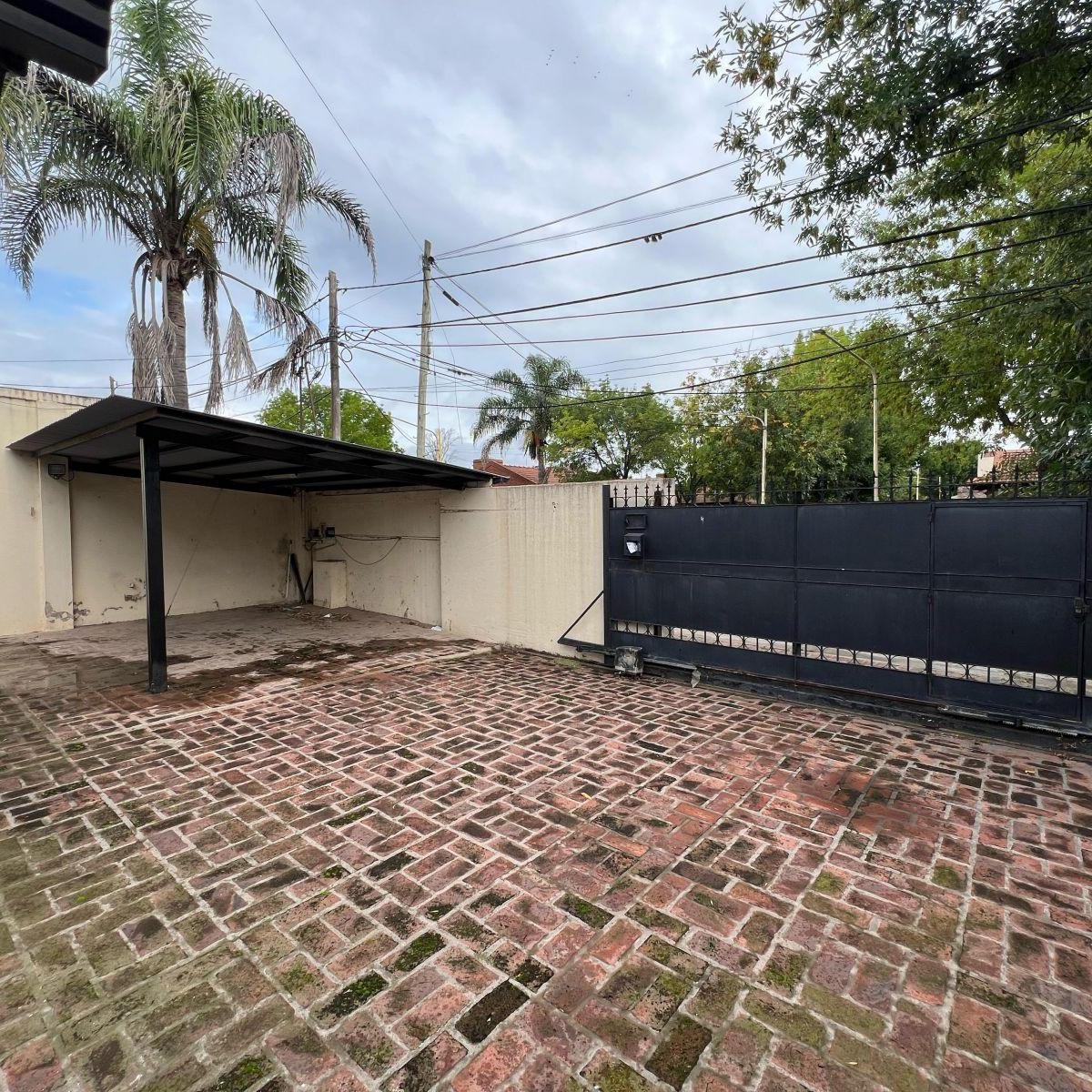 Casa dos dormitorios más comodín - Pileta y quincho