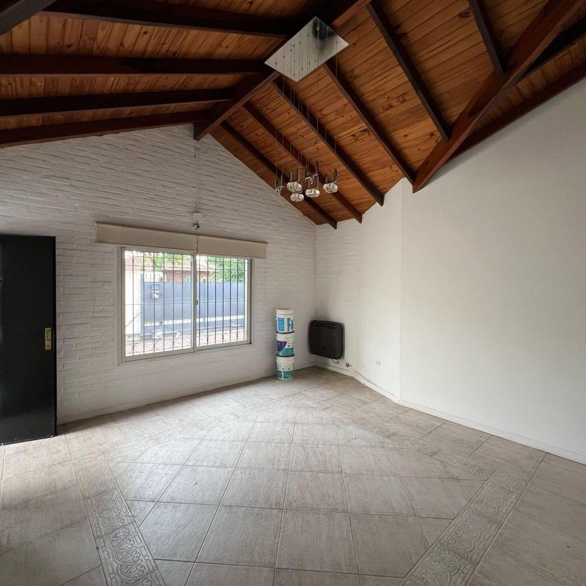 Foto de Casa dos dormitorios más comodín - Pileta y quincho, imagen 2