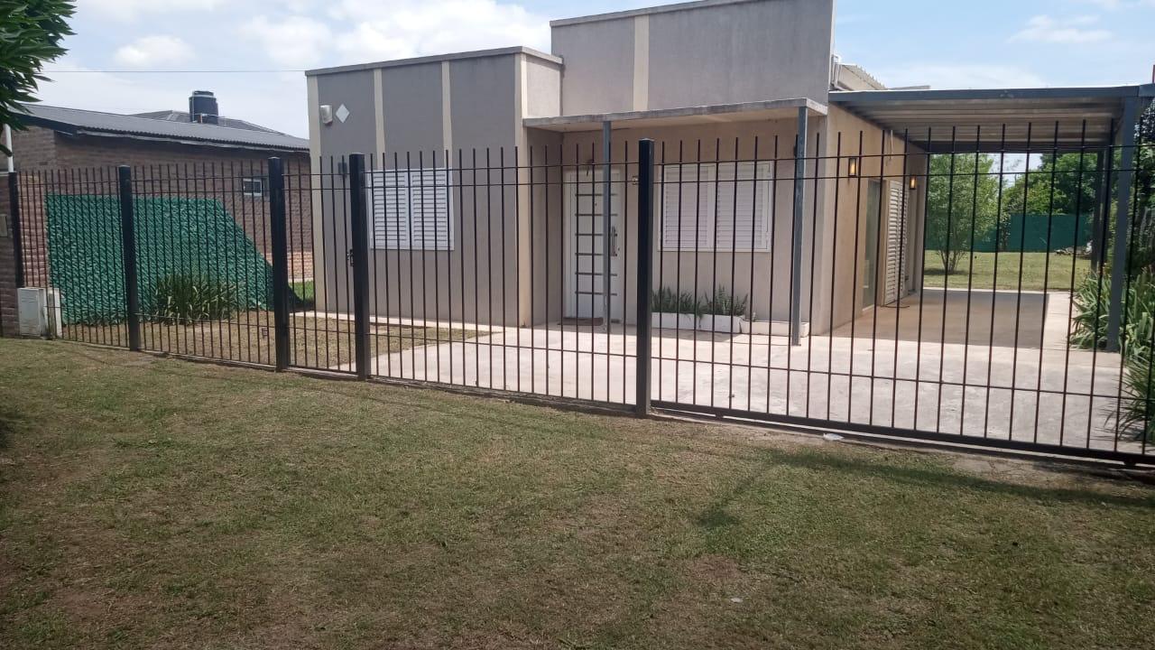 Foto de Venta Casa moderna con amplio terreno en Barrio Punta Chacra, Zavalla, imagen 1