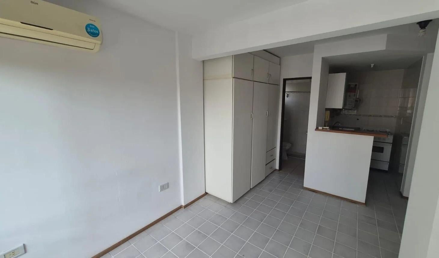 Foto de Departamento monoambiente al contrafrente con balcón en venta | Laprida, imagen 2