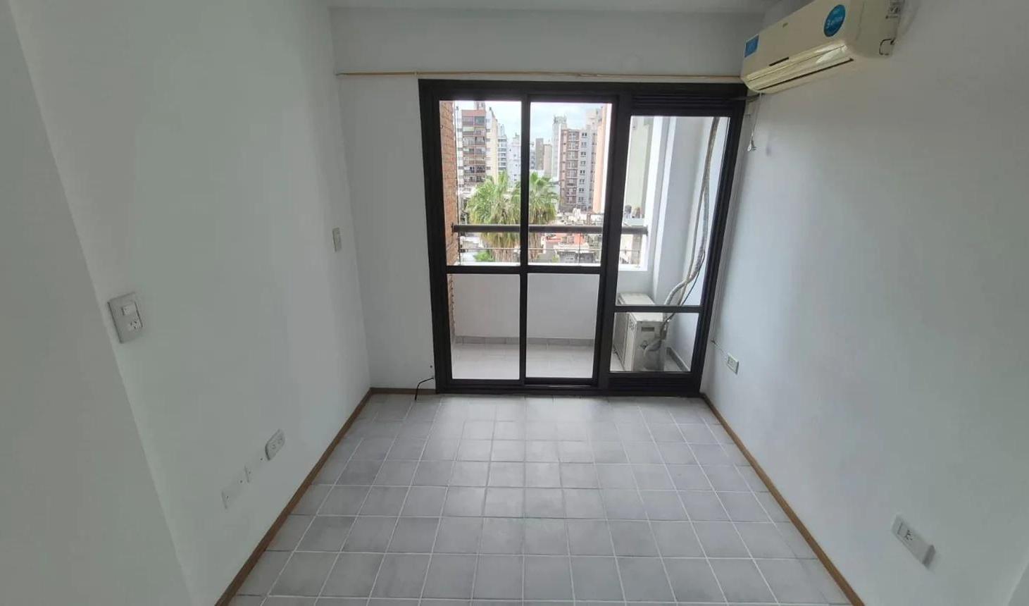 Foto de Departamento monoambiente al contrafrente con balcón en venta | Laprida, imagen 1