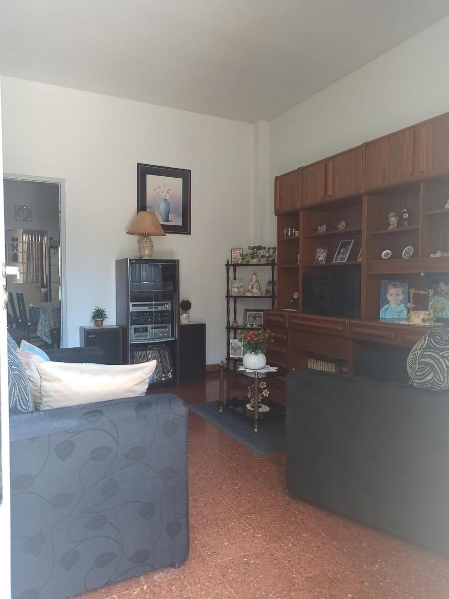 Casa 4 ambientes en San Justo con amplio parque.