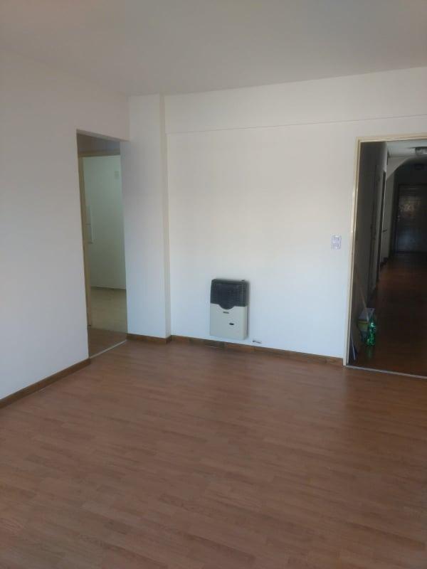 HERMOSO DEPARTAMENTO DE 2 AMBIENTES CON COCINA SEPARADA, BALCON Y COCHERA