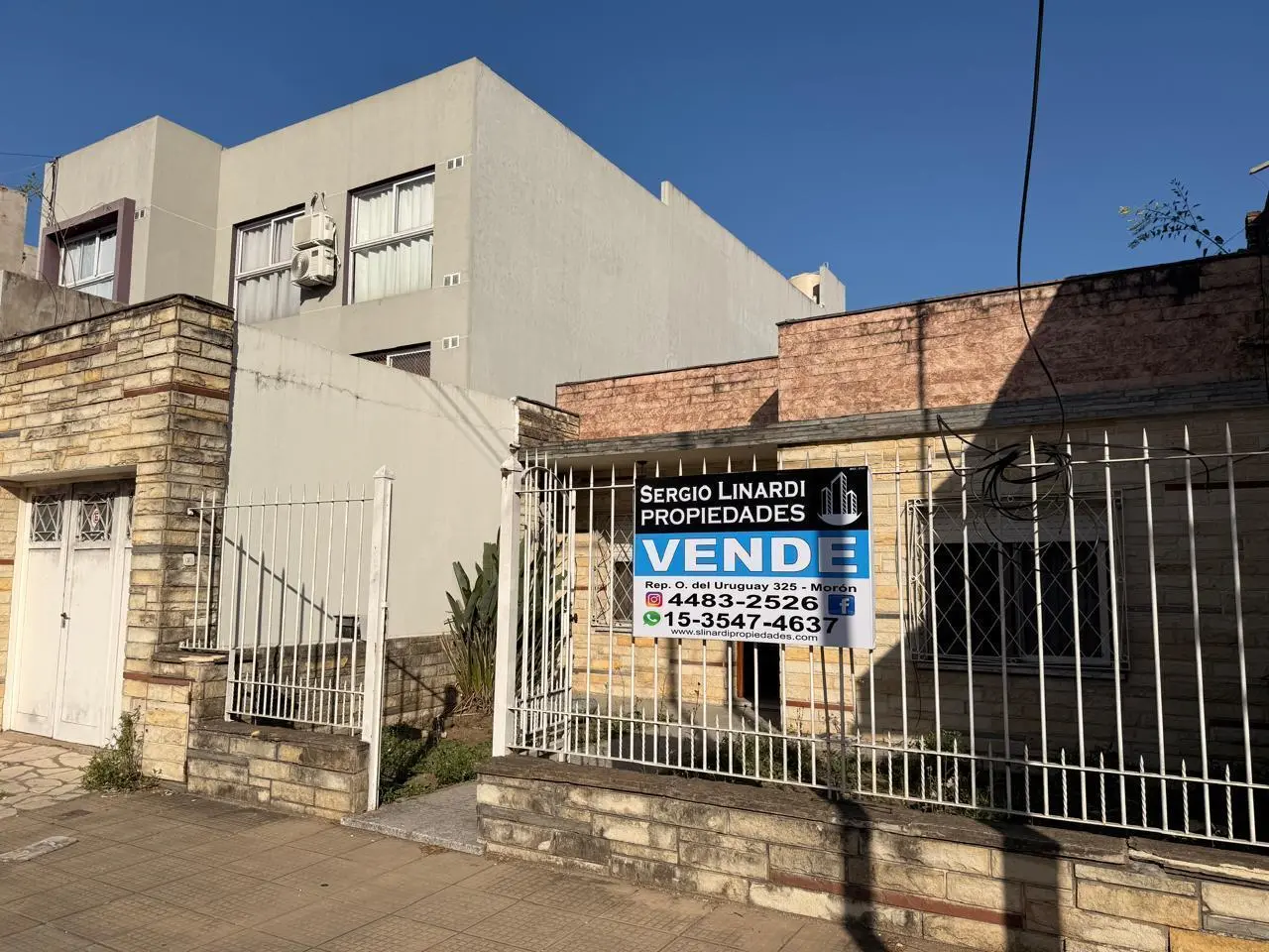 Casa De 4 Ambientes Sobre Amplio Lote Y Garage Para Varios Autos 2