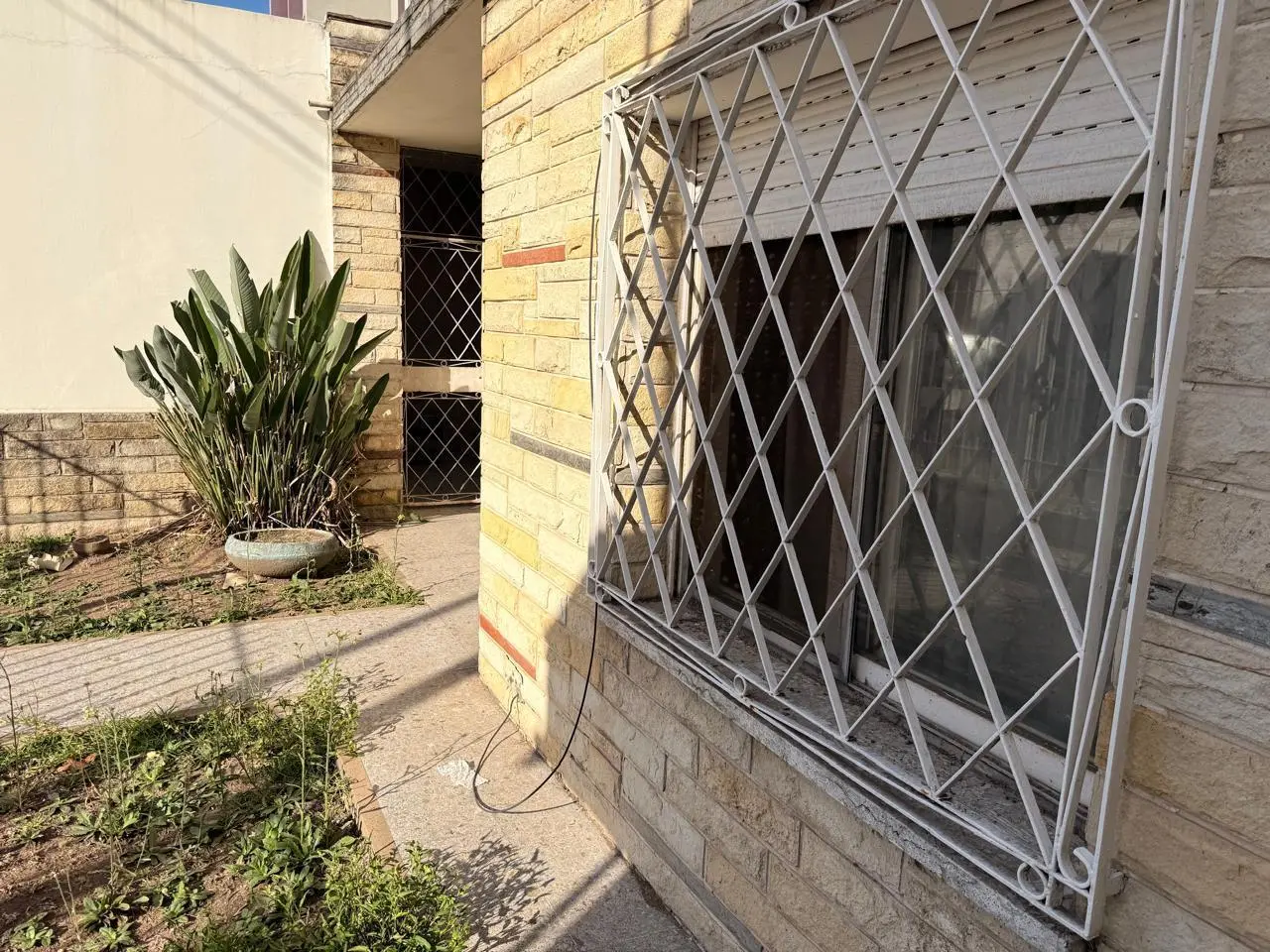 Casa De 4 Ambientes Sobre Amplio Lote Y Garage Para Varios Autos 3