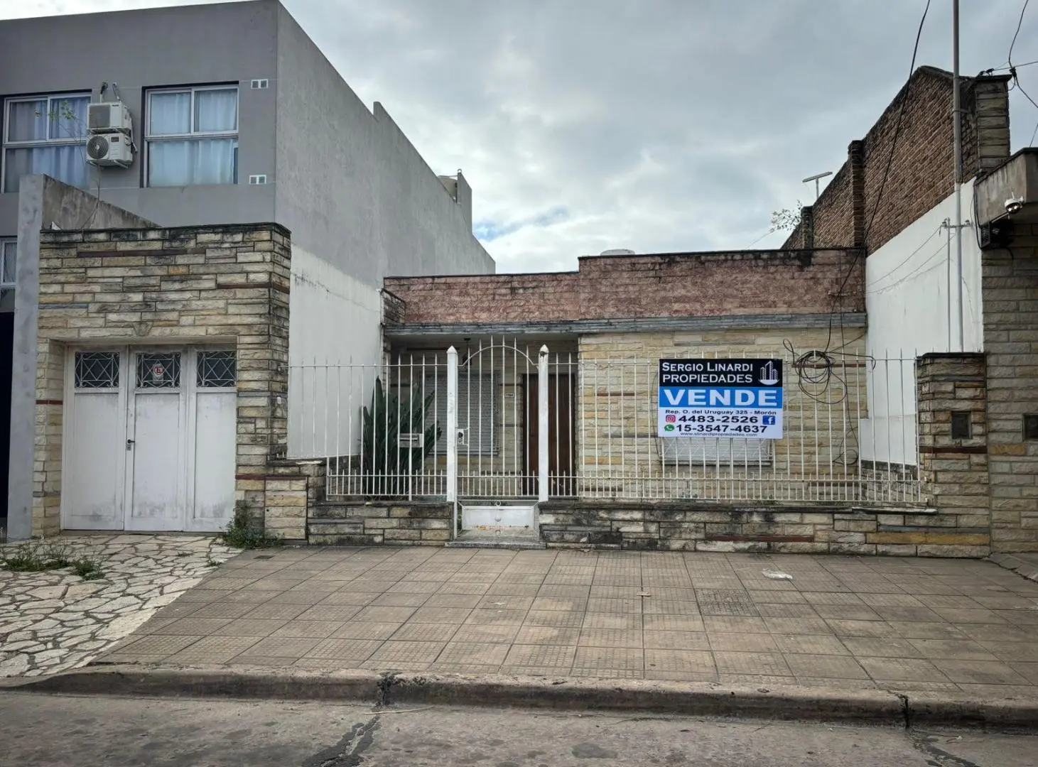 Casa De 4 Ambientes Sobre Amplio Lote Y Garage Para Varios Autos 1