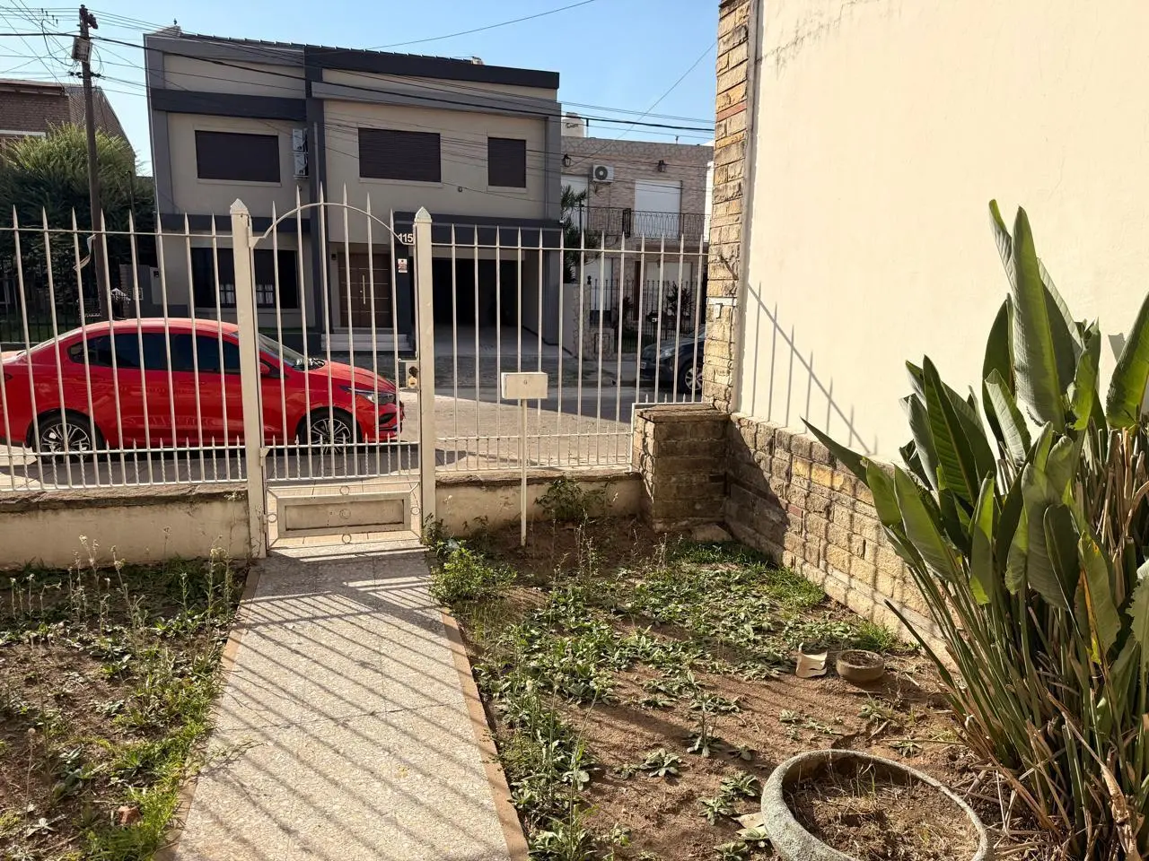 Casa De 4 Ambientes Sobre Amplio Lote Y Garage Para Varios Autos 4