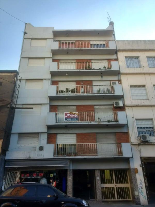 ALQUILER DE DEPARTAMENTO DE 2 AMBIENTES EN EL CENTRO DE MORON CON COCHERA