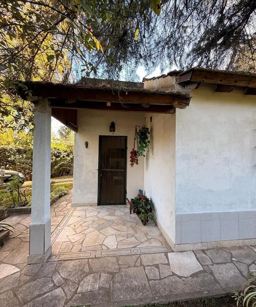 HERMOSA QUINTA DE 4 AMBIENTES SOBRE LOTE PARQUIZADO DE 1200MTS2 4