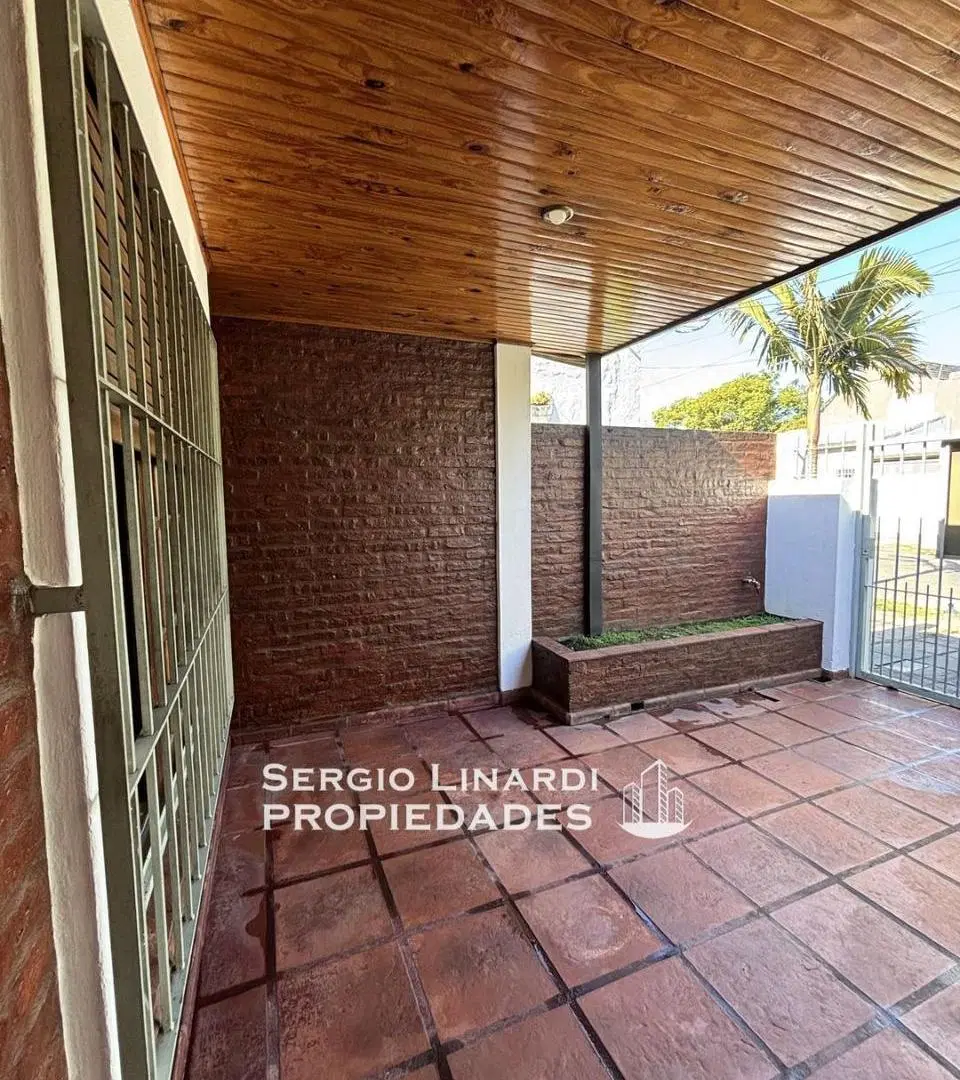 ESPECTACULAR PH AL FRENTE EN PLANTA BAJA DE 3 AMBIENTES CON PATIO Y GALERIA 1