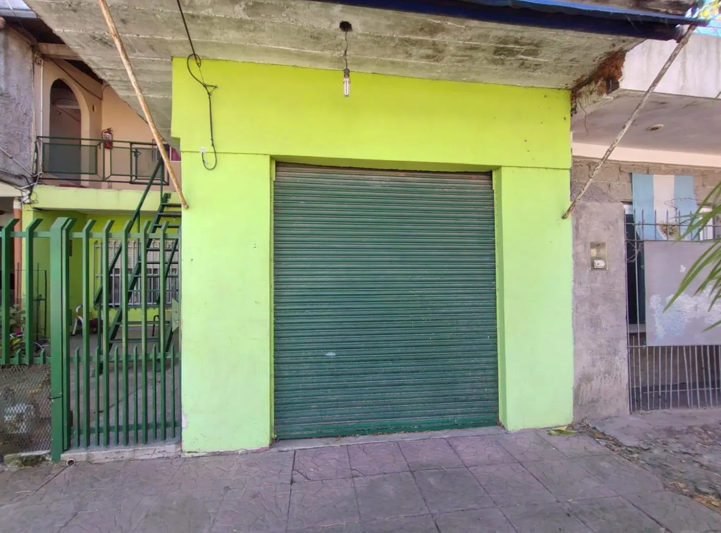 CASA DE 3 DORMITORIOS + LOCAL + 4 DEPTOS MONOAMBIENTES 1
