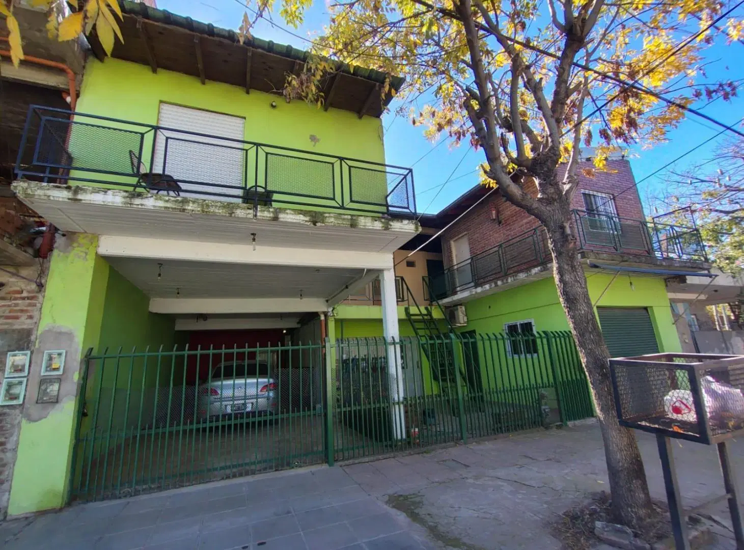 CASA DE 3 DORMITORIOS + LOCAL + 4 DEPTOS MONOAMBIENTES 5