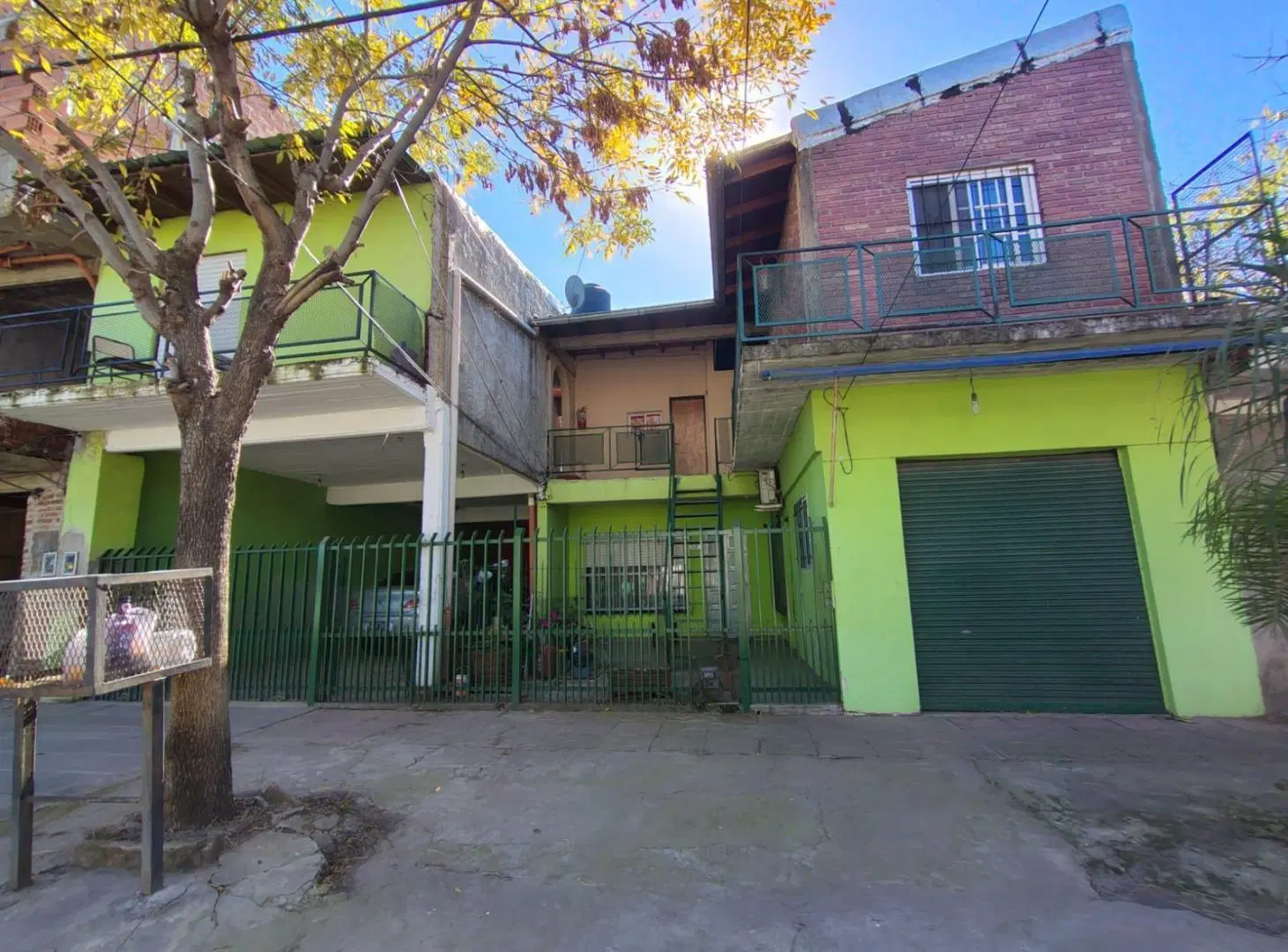 CASA DE 3 DORMITORIOS + LOCAL + 4 DEPTOS MONOAMBIENTES 3