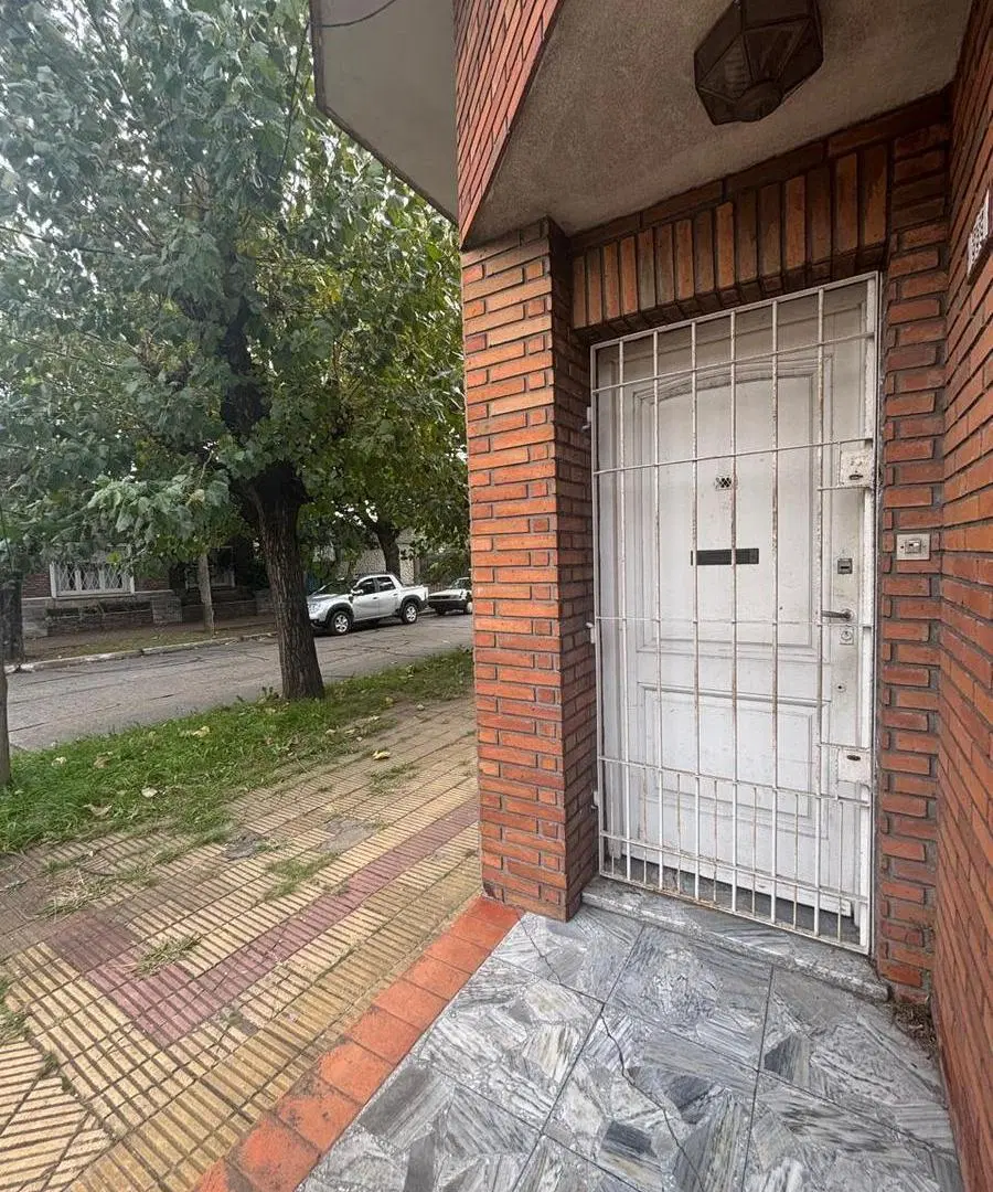 PH DE 3 AMBIENTES CON PATIO Y PARRILLA CERCANO AL CENTRO DE MORON 3