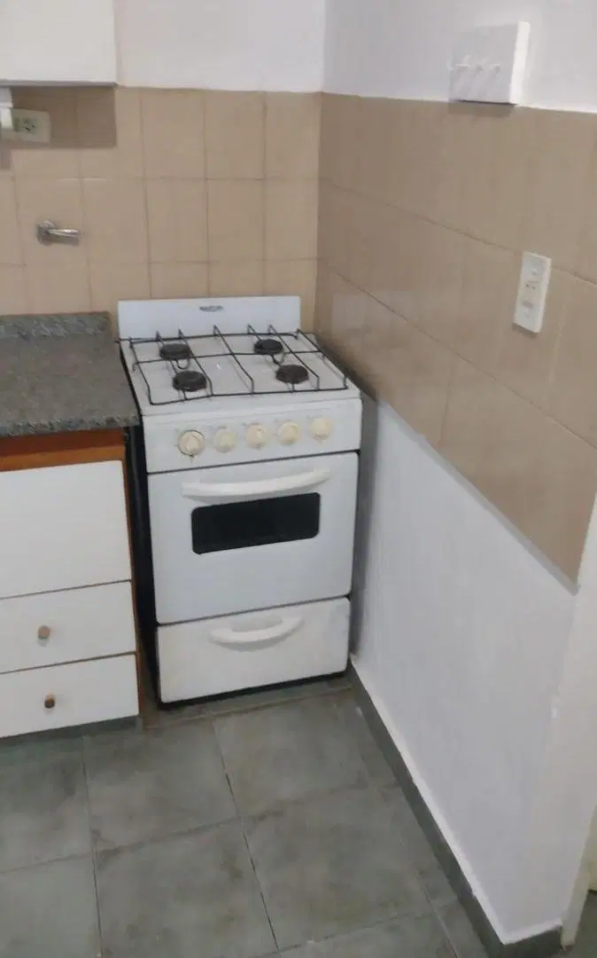Departamento de 2 ambientes chico en primer piso por escalera 5