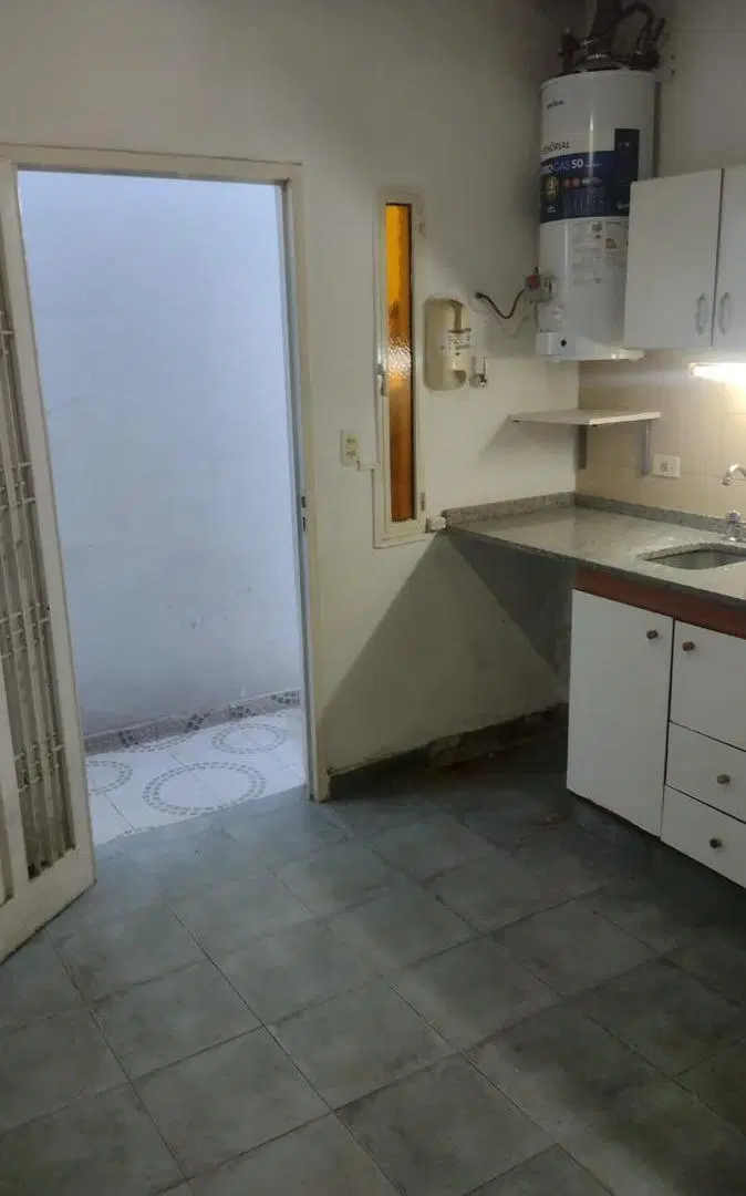 Departamento de 2 ambientes chico en primer piso por escalera 1