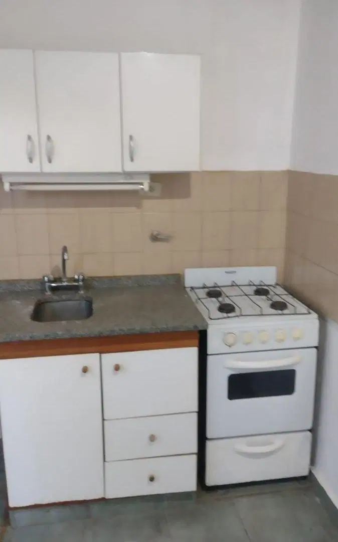 Departamento de 2 ambientes chico en primer piso por escalera 3