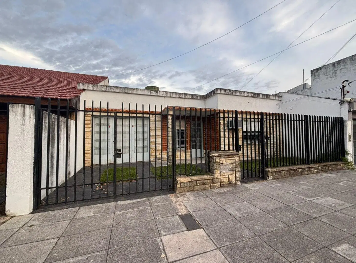 CASA DE 4 AMBIENTES A RECICLAR EN HAEDO NORTE 2