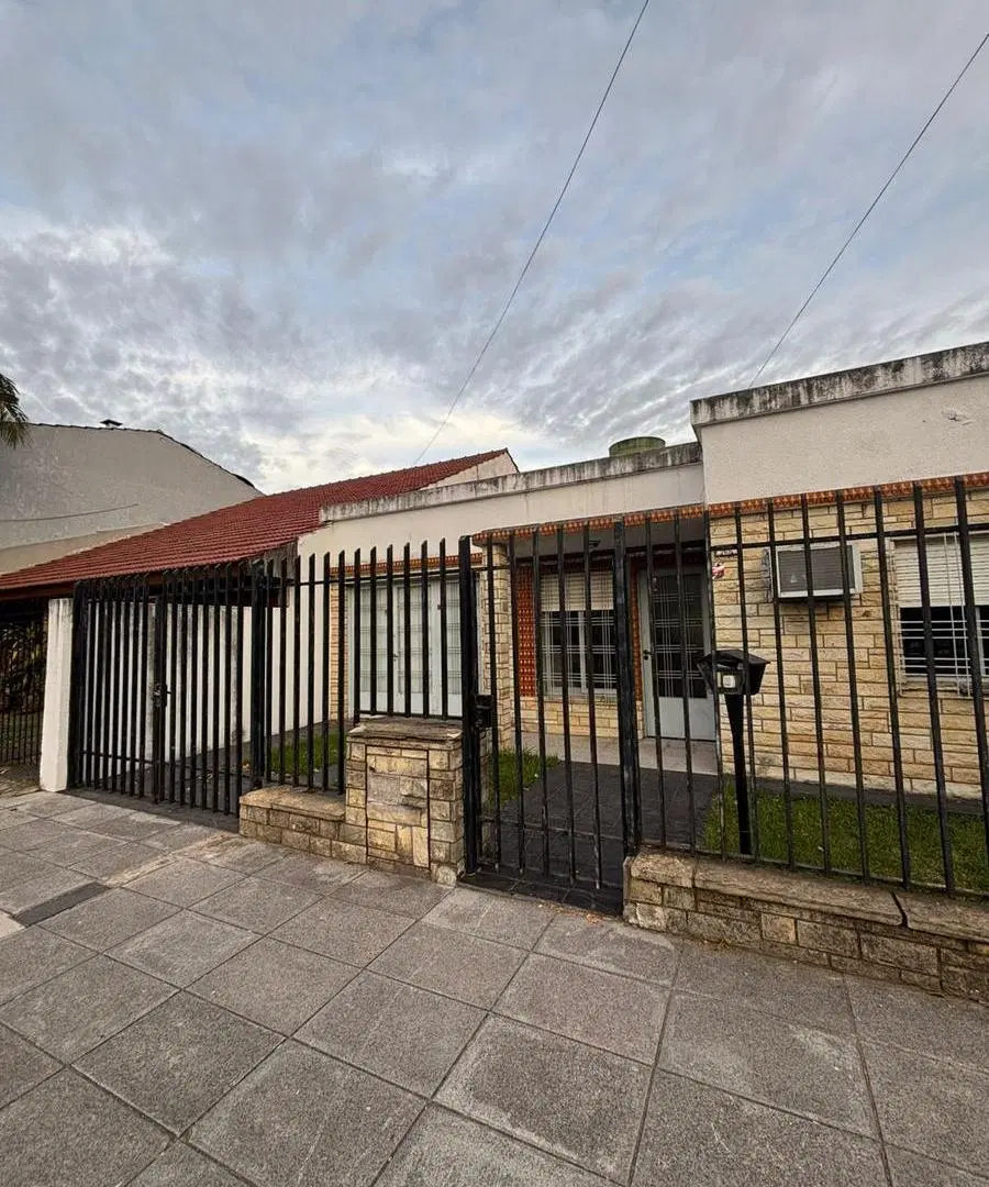 CASA DE 4 AMBIENTES A RECICLAR EN HAEDO NORTE 1