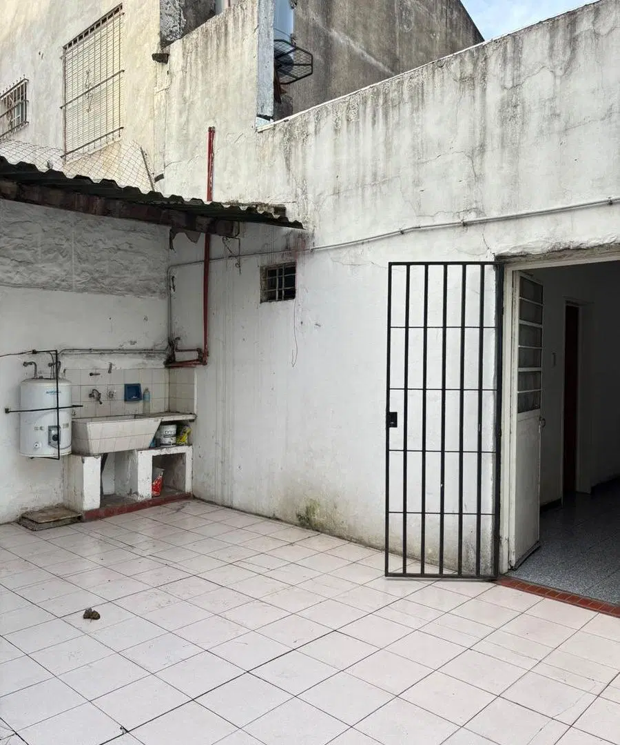 CASA DE 3 AMBIENTES CON COCHERA Y PATIO A POCAS CUADRAS DEL CENTRO DE MORON 5