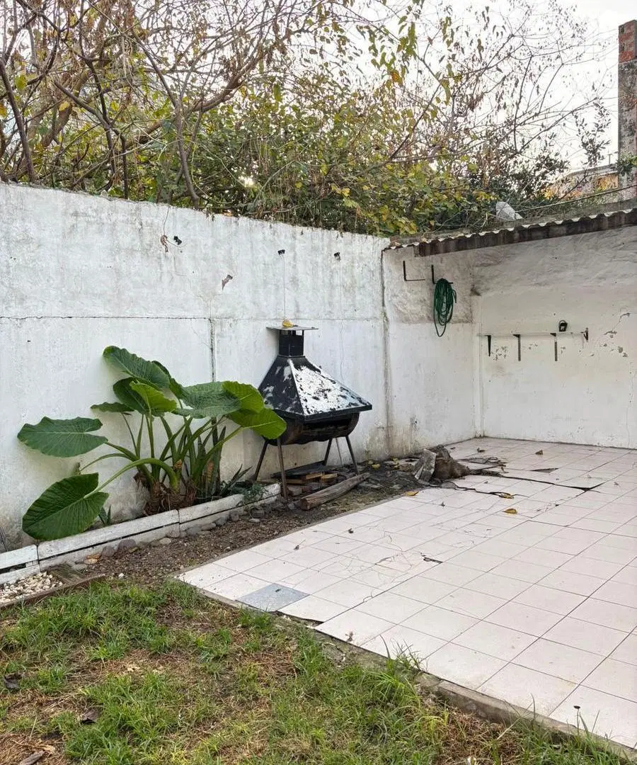 CASA DE 3 AMBIENTES CON COCHERA Y PATIO A POCAS CUADRAS DEL CENTRO DE MORON 2