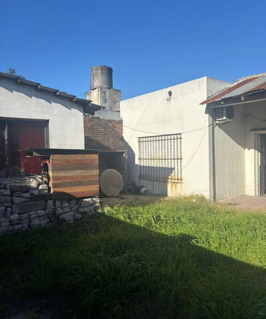 CASA DE 3 AMBIENTES A RECICLAR CON ENTRADA DE AUTO EN MORON SUR 1