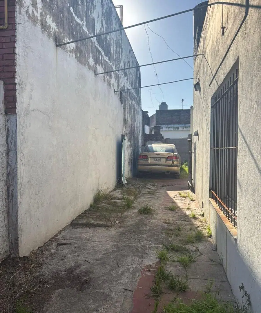 CASA DE 3 AMBIENTES A RECICLAR CON ENTRADA DE AUTO EN MORON SUR 3