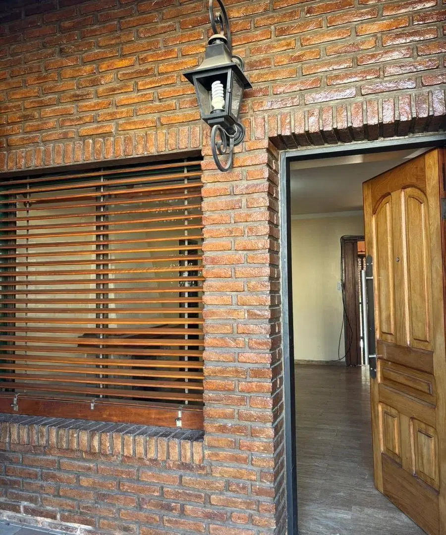 CASA DE 3 DORMITORIOS CON PATIO PARRILLA Y GARAGE 1