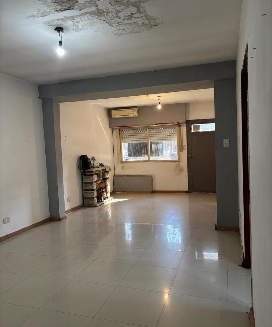 Foto de PH DE 5 AMBIENTES CON COCHERA Y PATIO A RECICLAR SIN EXPENSAS, imagen 1
