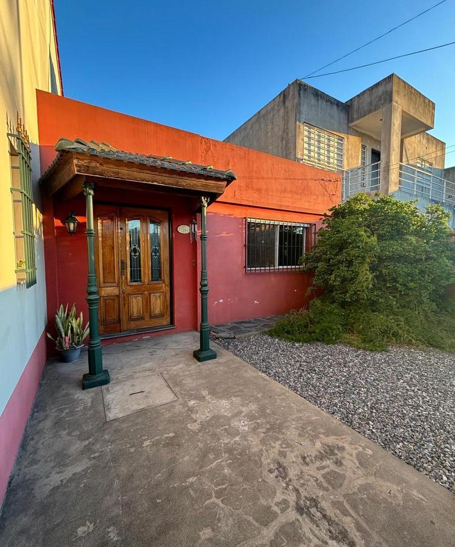 Foto de CASA DE 5 AMBIENTES MUY COMODA CON 3 DORMITORIOS Y AMPLIO PARQUE, imagen 2