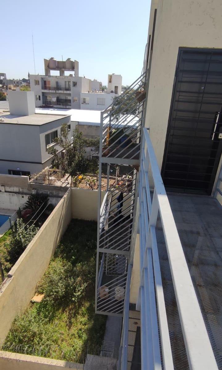 VENTA DPTO ALTO ALBERDI UNA CUADRA Y MEDIA DE COLON, UN DORMITORIO POR ESCALERA