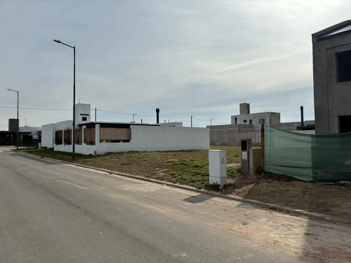 Terreno de 350 m2 en venta en Pampas de Manantiales 2
