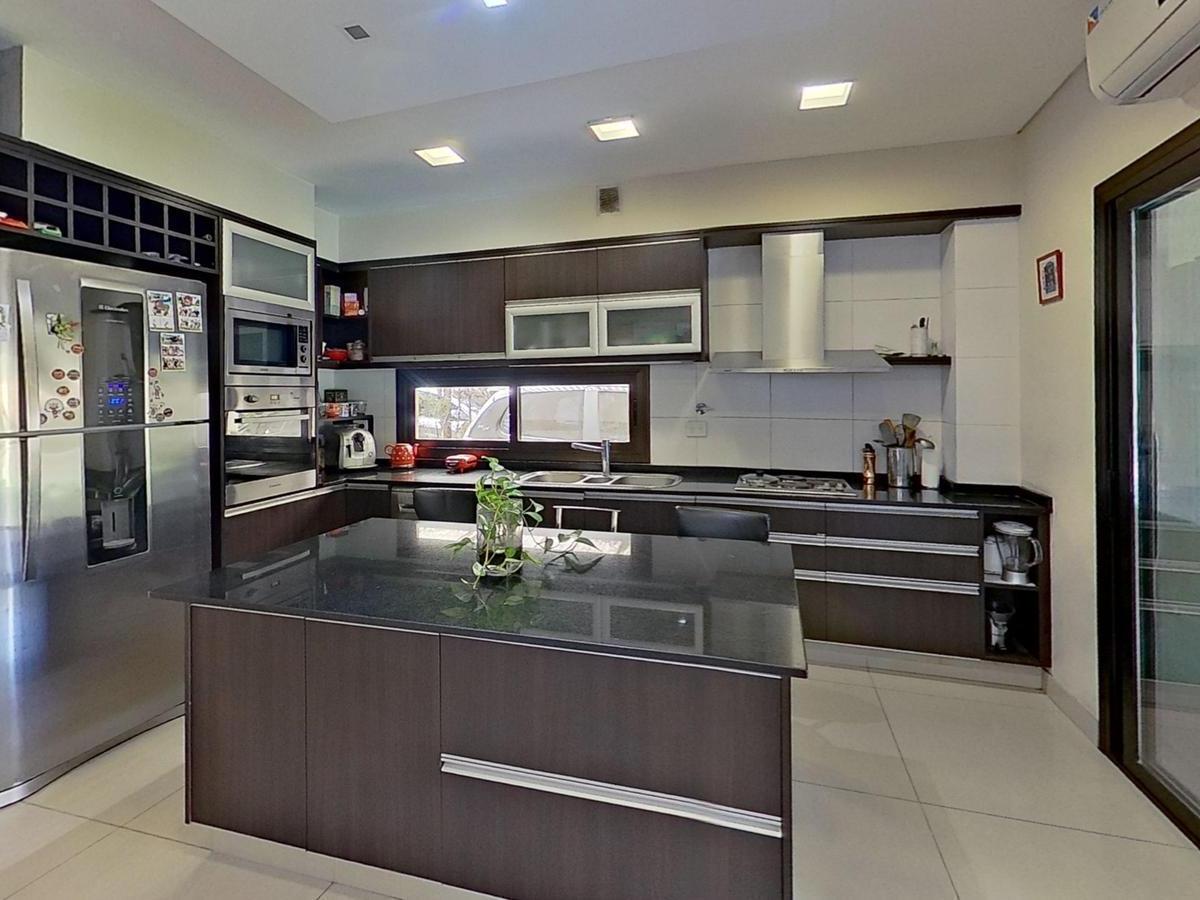 Venta Casa 4 Dormitorios en Suite Jardín Pileta Quincho Parrilla 3 Cocheras Los Lagos Nordelta