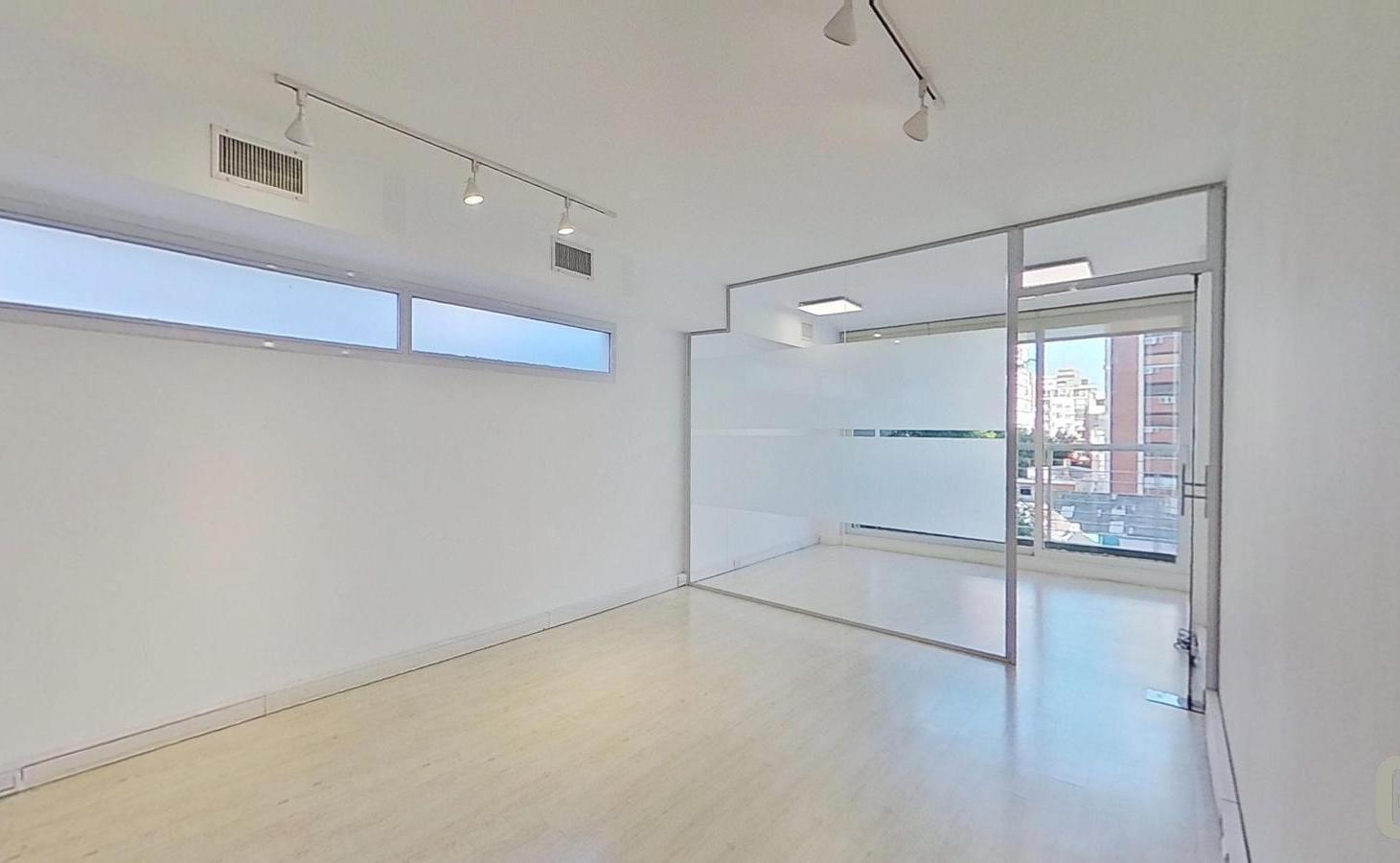 Foto de Alquiler Oficina Luminosa Torre Corporativa AAA | 67 m² | Seguridad 24, imagen 2