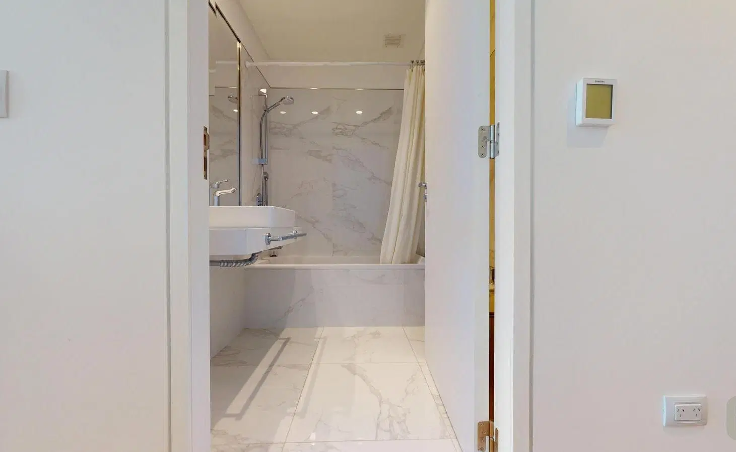 Venta Exclusivo Departamento 2 Ambientes Vista al Río Balcón Cochera Infinity Towers 3
