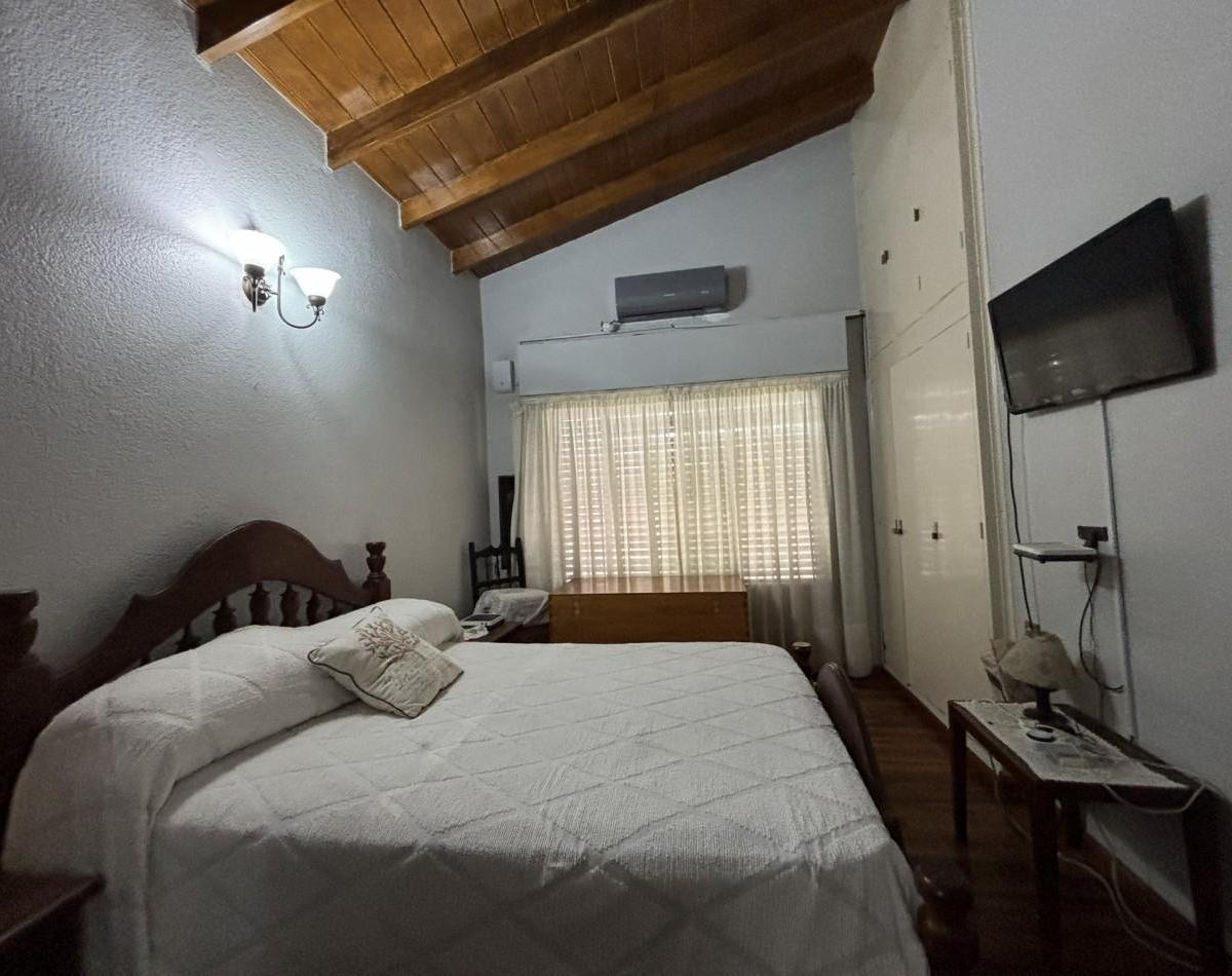 Chalet 5 ambientes con piscina - Circ. 3ra, Ciudad Evita