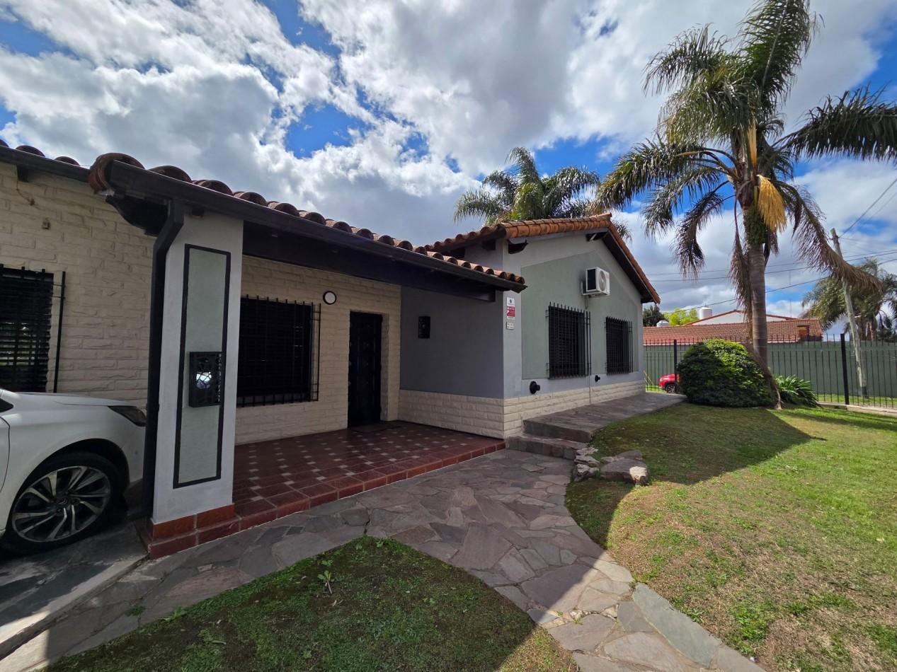Foto de IMPECABLE CHALET MODERNO EN CIUDAD EVITA - CIRC. 4TA, imagen 2