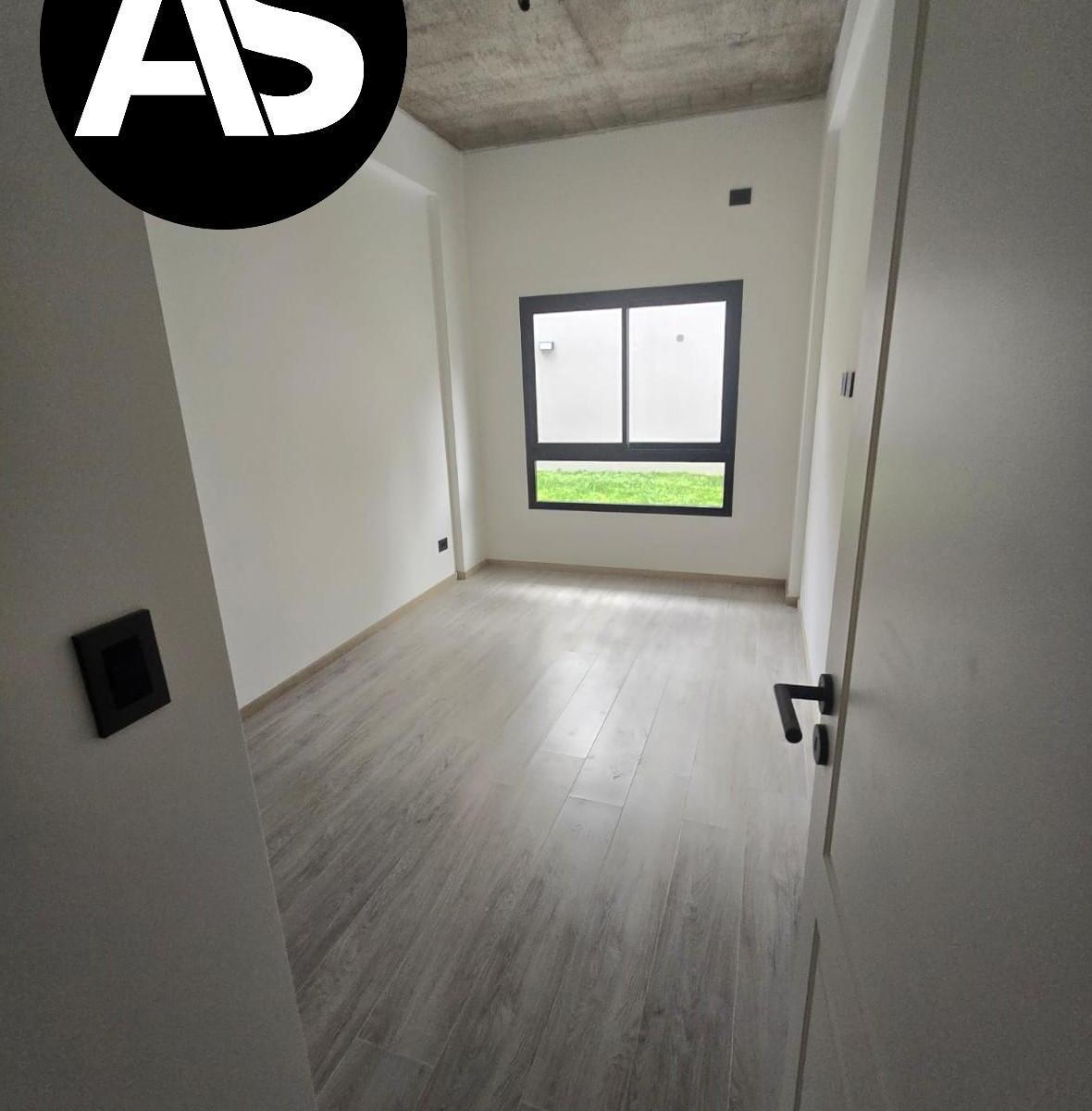 3 AMBIENTES con PATIO y cochera