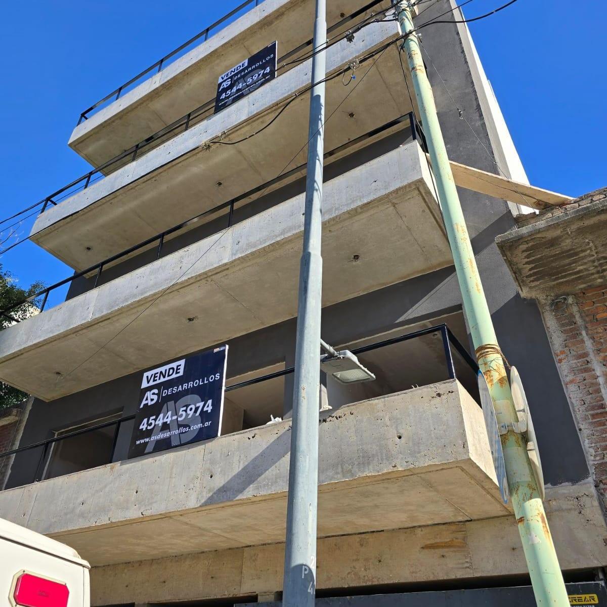 DEPARTAMENTO 2 AMBIENTES EN PISO 3 (VENTA EN POZO)