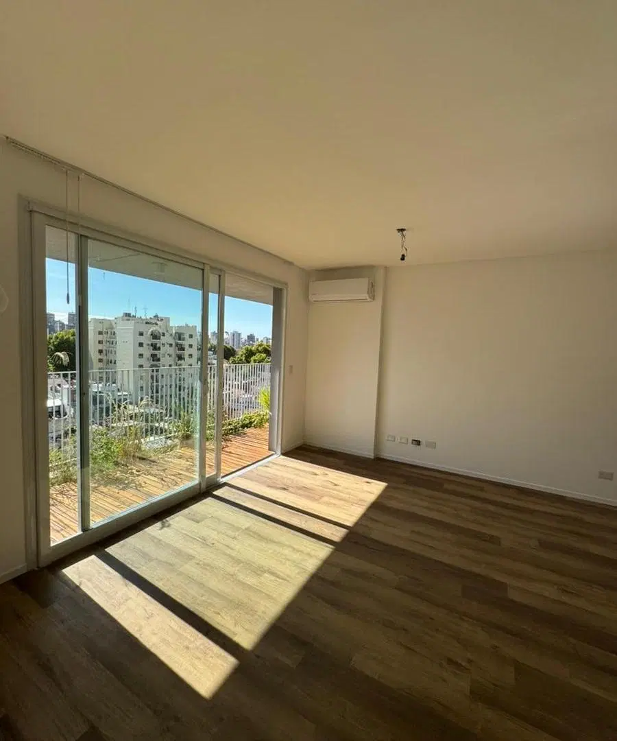 Dto. 2 amb impecable estado. Dorm en suite c/vestidor. Gran balcón, piso alto, vista abierta. Toil. 2