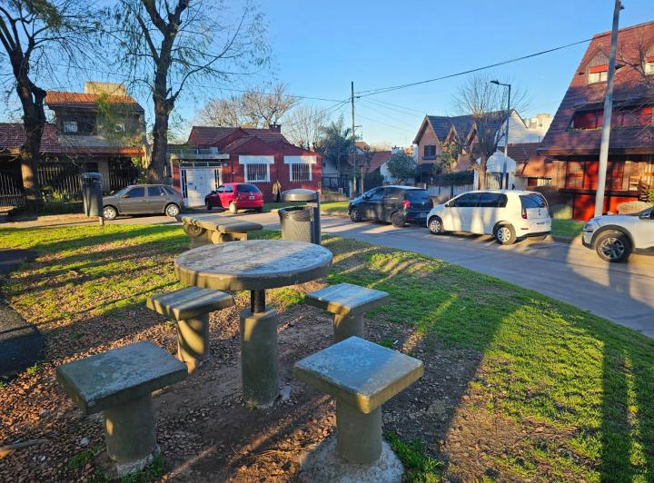 Casa con jardín, parrilla, garaje para dos autos! frente a la plaza del ocho 1