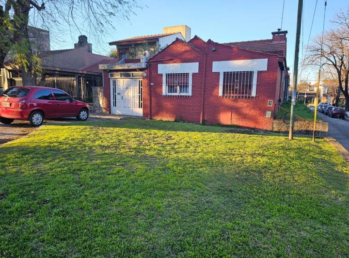 Casa con jardín, parrilla, garaje para dos autos! frente a la plaza del ocho 3