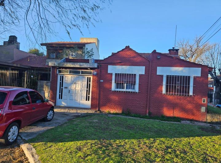 Casa con jardín, parrilla, garaje para dos autos! frente a la plaza del ocho 5