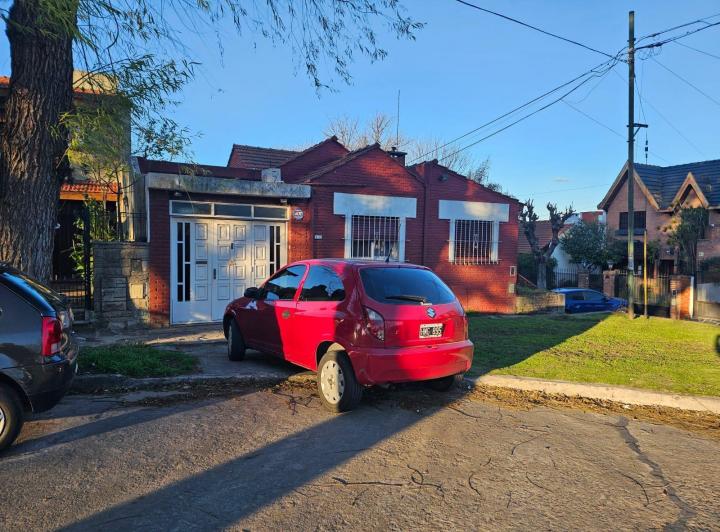 Casa con jardín, parrilla, garaje para dos autos! frente a la plaza del ocho 2