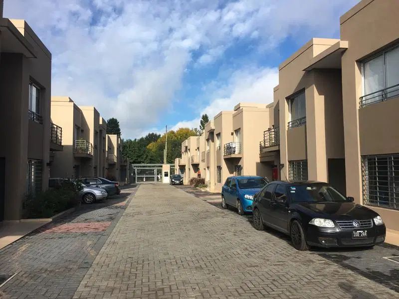 Alquiler Departamento 2 Ambientes en Planta Alta con Cochera Complejo Cerrado - Bella Vista 1