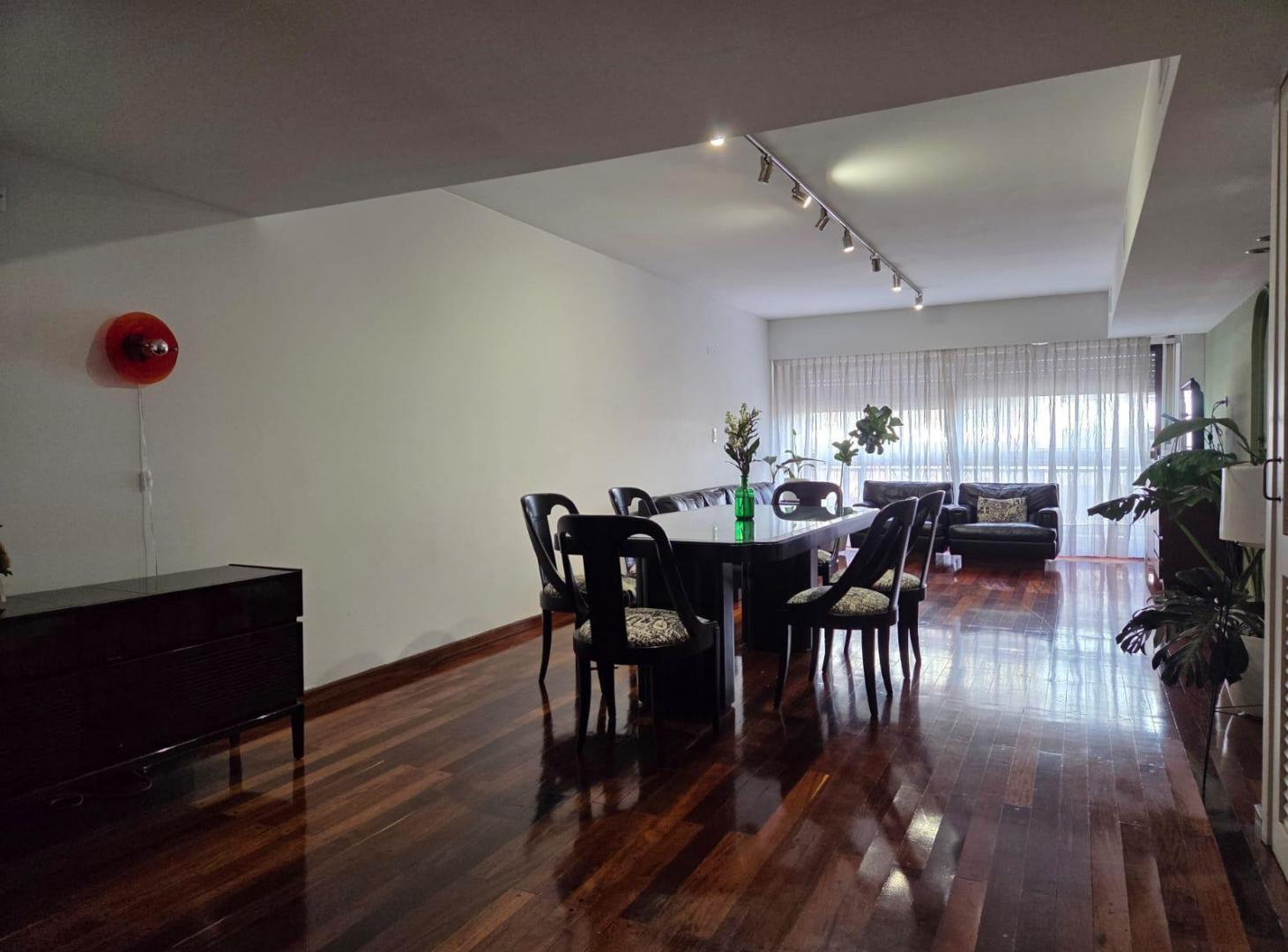 Departamento de 3 dormitorios con cochera frente a Plaza López. Patio exclusivo, quincho y pileta.