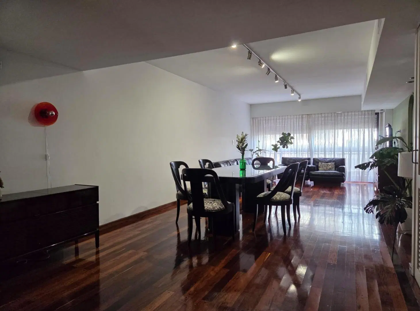 Departamento de 3 dormitorios con cochera frente a Plaza López. Patio exclusivo, quincho y pileta. 4